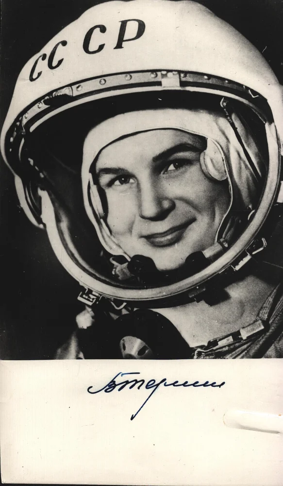 LIVE AUTOGRAPH AUCTION SPORT,MUSIC ENTERTAINMENT ,MILITARY AND COLLECTABLES