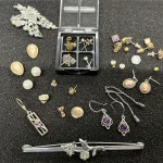 Sale to include Sovereigns, Gold, Jewellery, Enamel Sign, Asian Ceramics, Wade Collectables, Furniture etc – More lot… — image 21