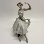 Saturday 11th April – Lladro & Royal Doulton & Worcester Figurine Sale — image 13