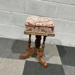 Online auction of antiques, furniture, and numerous costume jewellery lots. — image 12