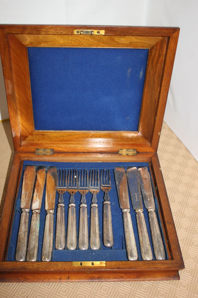 Taunton sale of Militaria, Silver, Gold, Vanity Fair (SPY) prints, Zippo and vintage lighters, Beswick, Royal Doulton…