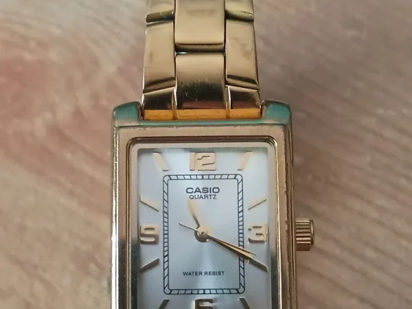 Main Weekly auction all lots start £1 no reserve collection or delivery watches vintage books gold sovereigns silver…