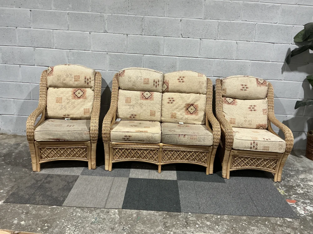 ONLINE AUCTION OF FURNITURE COLLECTIBLES INCUDING MILITARIA AND STEIFF