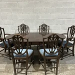 An online auction featuring furniture, silverware, a wide selection of posters, and various pottery items — image 1