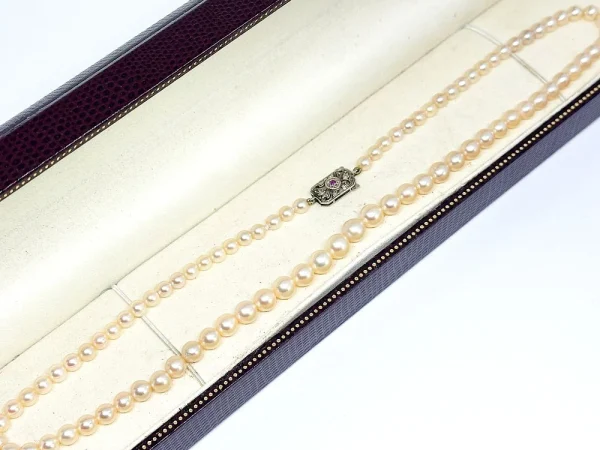4 UK Auctions Closing Sunday: Vinyl, Gold & Watches