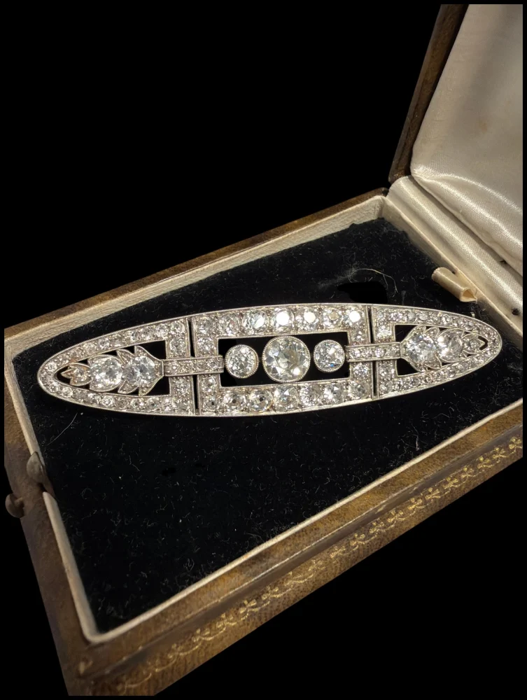 Exceptional Sale to include : Stunning Diamond & Gold Jewellery – Mouseman Furniture – Gold & Silver Coins – Antiques…