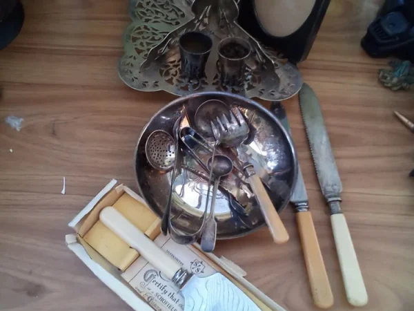 Vintage collectables toys, jewellery, coins, stamps, silver, lots added Daily. No reserve all items start at £1