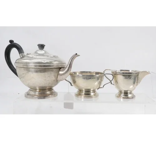 Wimborne Antiques and Collectors Auction – Artworks including Todd White, Silver, Gold jewellery and Collectors Items. In house postage available on small parcel non breakable lots.