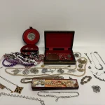 Online only Wednesday 7th October Second Chance Auction – Antiques, Jewellery, Militaria, Coins, Vinyl, Toys, Ceramics… — image 24