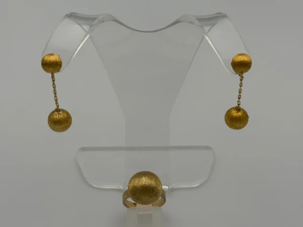 Live In-Person and Online Vintage Antiques and Collectables Auction including Gold, Silver, Coins, Furniture…