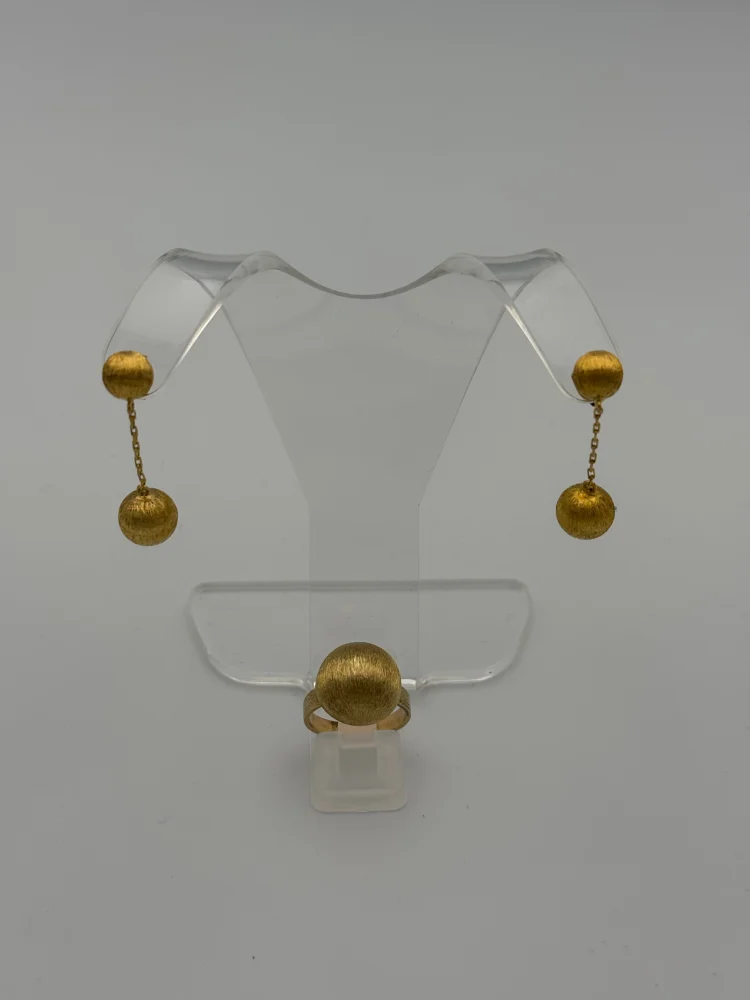 Live In-Person and Online Vintage Antiques and Collectables Auction including Gold, Silver, Coins, Furniture…